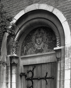 817192 Afbeelding van het door A. Federle ontworpen mozaïek, voorstellende St. Willibrordus, boven de linker ingang van ...